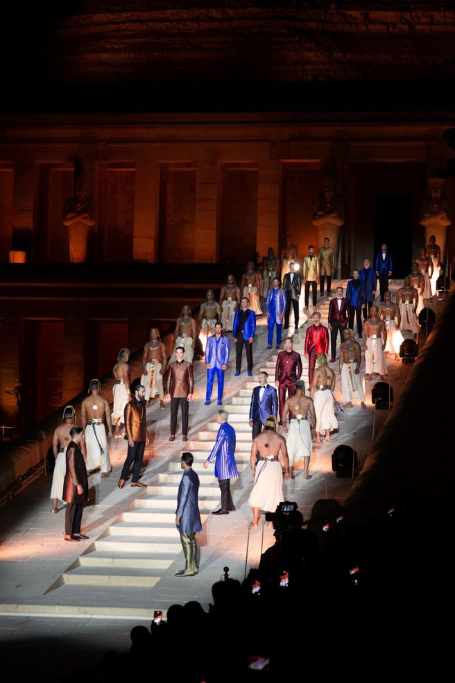 埃及神庙在沙漠夜晚闪耀光芒，模特儿步出神庙阶梯，气势磅礡。（Stefano Ricci提供）