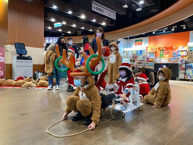 Global Mall全台八店举办了近250场耶诞活动，包含有各式互动或表演活动，像是魔术秀、哥哥姐姐唱跳、小小鼓手打击乐、气球表演，还有多种应景DIY活动，像是圣诞花圈、雪人吊饰、圣诞松饼等，好玩又具意义，亲子共创欢乐回忆。（Global Mall提供）