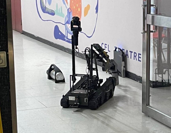 辅大校园遭放置「诈弹」引起恐慌，刑事局防爆小组慎重支援拆弹，幸好经X光检视后发现竟只是废纸。(戴志扬翻摄)