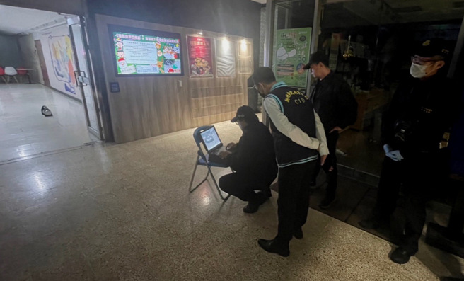 辅大校园遭放置「诈弹」引起恐慌，刑事局防爆小组慎重支援拆弹，幸好经X光检视后发现竟只是废纸。(戴志扬翻摄)