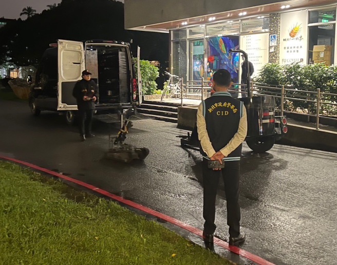 辅大校园遭放置「诈弹」引起恐慌，刑事局防爆小组慎重支援拆弹，幸好经X光检视后发现竟只是废纸。(戴志扬翻摄)