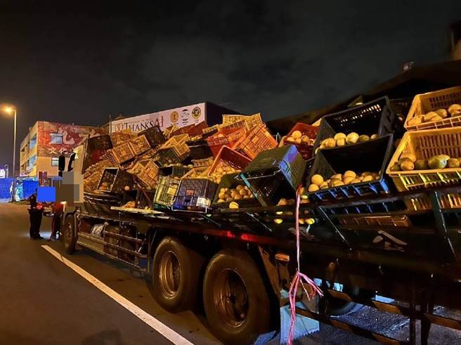 大货车自撞国道护栏，柳丁、橘子散落车道造成6车受损。（国道警察第七大队提供／廖志晃南投传真）