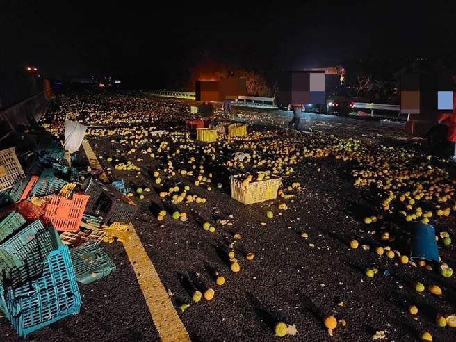 大货车自撞国道护栏，柳丁、橘子散落车道造成6车受损。（国道警察第七大队提供／廖志晃南投传真）