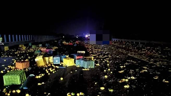 大货车自撞国道护栏，柳丁、橘子散落车道造成6车受损。（国道警察第七大队提供／廖志晃南投传真）