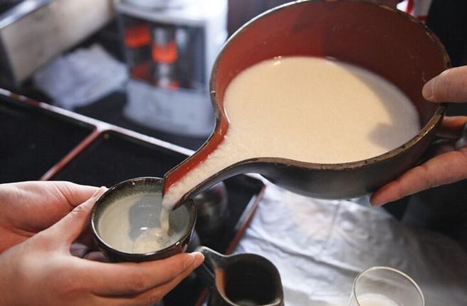 傳統釀造的濁酒，未經過濾程序，是尚帶米渣呈現乳白色的米酒。(提醒您：禁止酒駕；飲酒過量有害健康)　圖：岩手縣觀光協會／提供