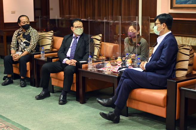 印尼渔工工会(SPPI)在与高雄市鱿秋刀、鲔延绳钓2大远洋渔业公会签约前，拜会高雄市长陈其迈。（高雄市海洋局提供） 