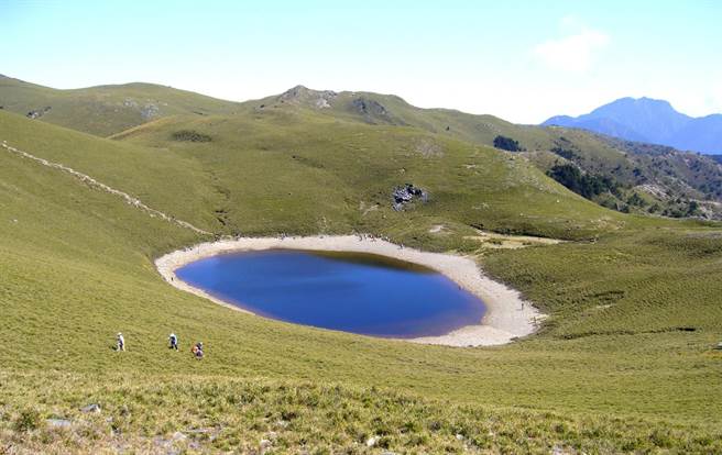 山友近日到嘉明湖划SUP引发争议，林管处呼吁尊重生态环境。（林管处提供／蔡旻妤台东传真）
