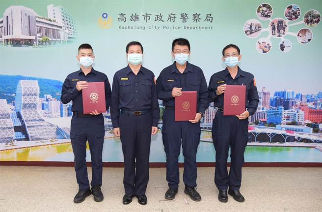 内政部警政署对去年家暴防治有功的家防官颁发「2021年妇幼安全工作绩优员警」，由翁福寿（左1）、黄智裕（右2）、吕纬浚（右1）荣获殊荣。（翻摄照片／崔正纲高雄传真）