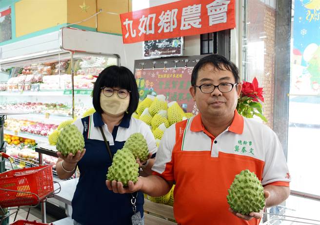 屏东九如农会力挺台东农民，在农会超市上架凤梨释迦。（林和生摄）