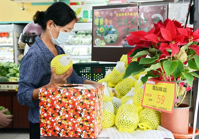 屏东九如农会力挺台东农民，在农会超市上架凤梨释迦。（林和生摄）