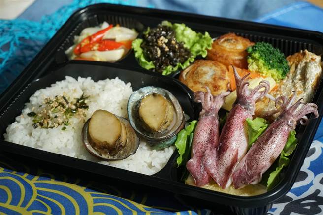 新北市贡寮区渔会将在本月18日于贡寮澳底渔港举行产季活动，现场有100份超鱻现烤贡寮鲍、白带鱼免费试吃，以及限量100份680元的贡寮鲍超值福袋、100份早鸟嚐鲜价180元美味贡鱻餐盒特卖。（渔业处提供）