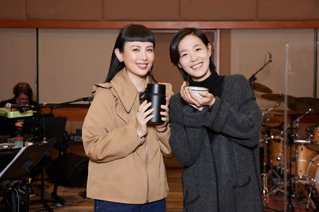 安溥（右）为下周演唱会练团，魏如萱惊喜探班。（联成娱乐提供）