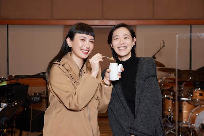 安溥（右）为下周演唱会练团，魏如萱惊喜探班。（联成娱乐提供）