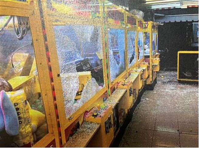 北斗镇14日深夜发生鱼羹店和贩卖机店内15台机台回被砸毁。（北斗警分局提供／吴敏菁彰化传真）