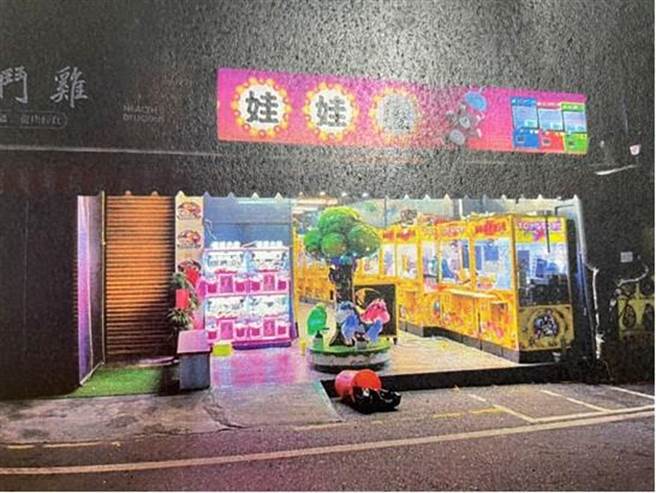 北斗镇14日深夜发生鱼羹店和贩卖机店内15台机台回被砸毁。（北斗警分局提供／吴敏菁彰化传真）