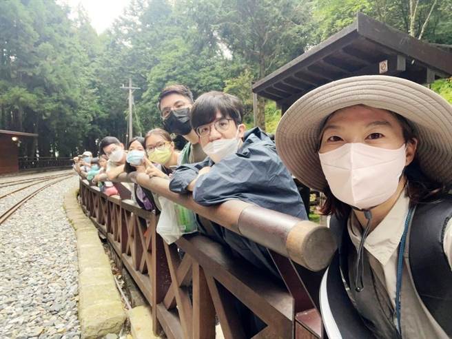 2022年5月起，阿里山国家森林游乐区付费导览解说服务试营运，获得参与游客的肯定。（林务局嘉义林区管理处提供）