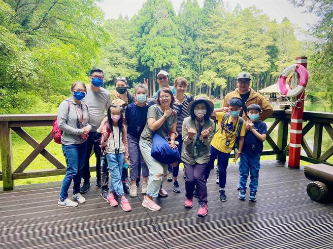 体验过付费导览解说的游客纷纷表示更深入认识阿里山。（林务局嘉义林区管理处提供）