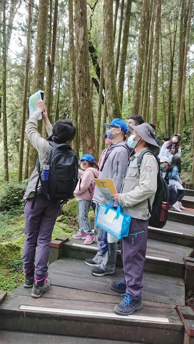 阿里山社区解说员向游客仔细介绍阿里山林业文化歷史及自然生态。（林务局嘉义林区管理处提供）