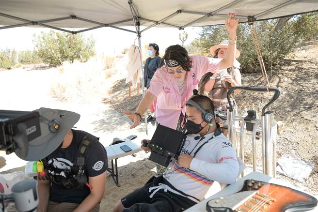 吴建豪亲自构思〈CHILL〉中文版MV。（环球音乐提供）