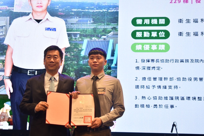 役男在服勤单位带领下投入第一线防疫工作，协助整送防疫物资、卫教宣导工作及活化社区空间。(内政部役政署提供)