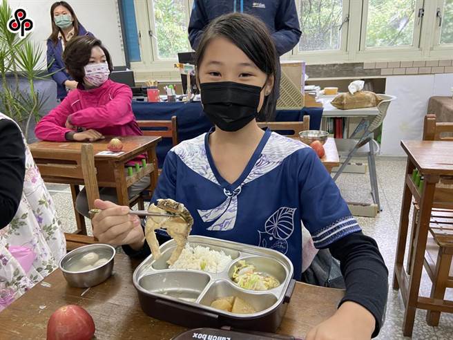 教育部曾在行政院会宣布9月起到今年底，让国中小学生每月吃1次石斑鱼，不过金门、马祖学生都还没吃到。（报系资料照）