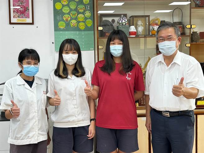 国立台东女中学生洪仪、荣孙子凡、陈温恺筠在111学年度全国高级中等学校学生英文作文及英语演讲比赛南区决赛，荣获英文作文优等、英语演讲佳作等佳绩。（蔡旻妤摄）