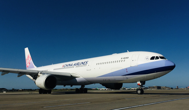 华航解释机翼航行灯作用，代表的顏色有其意义。（资料照）