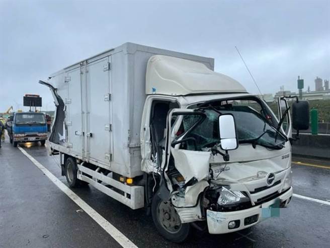 台61线观音段今上午发生6车连撞事故。（翻摄画面／蔡明亘桃园传真）