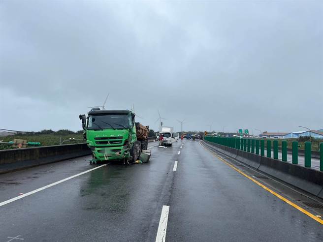 整起事故共造成6辆车损。（翻摄画面／蔡明亘桃园传真）