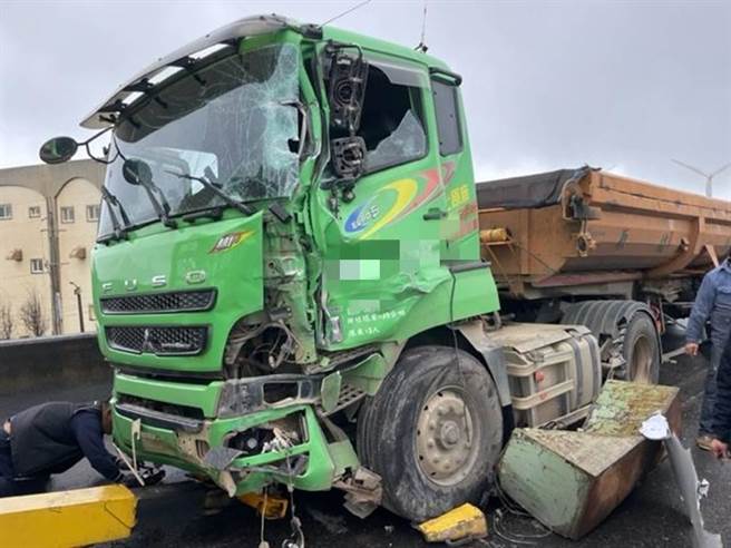 曳引车头侧边也被撞烂。（翻摄画面／蔡明亘桃园传真）