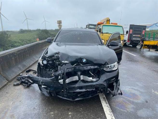 小客车的车头也撞得面目全非。（翻摄画面／蔡明亘桃园传真）