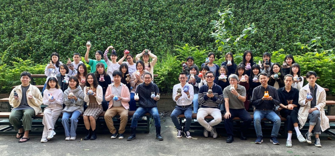 展出师生的大合照。(照片/玄奘大学提供)