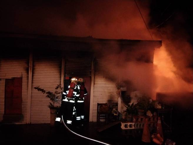 吓到了！苗栗仓库大火，惊见2条2米大蛇成「现流清蒸蛇肉」。(民眾提供)