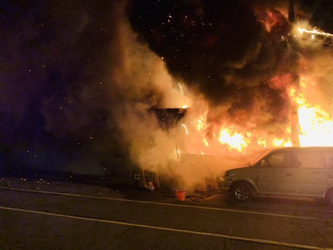 吓到了！苗栗仓库大火，惊见2条2米大蛇成「现流清蒸蛇肉」。(民眾提供)