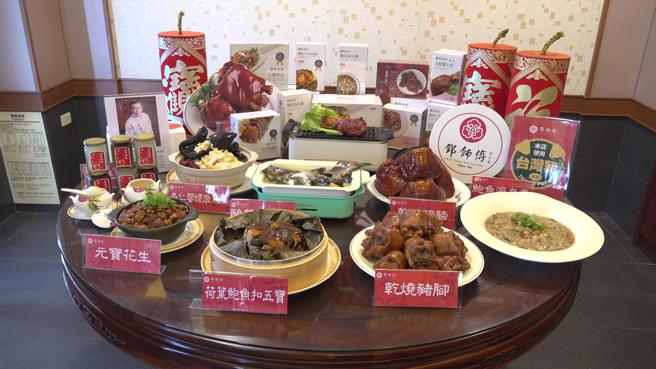 40年餐饮经验， 60道菜色，邓师傅功夫菜让民眾可以透过几个简单的步骤，就可以变身为总铺师。(记者 赖君欣 摄)