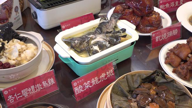 「自煮玩味」系列宅配年菜组，主推做工繁复、用料讲究的过年办桌经典菜肴，只要按着简单的步骤，就可以做出一道道功夫菜，(记者 赖君欣 摄) 
