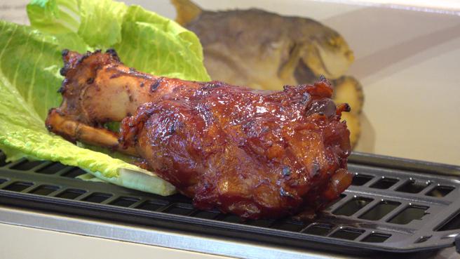 邓师傅今年还推出多道新菜色，包含「叉烧霸王骨」、「鲜虾酒席白菜」、「道口烧鸡」，还有颠覆传统的道地甜品「酒渍橙香红龟粿」等。(记者 赖君欣 摄)