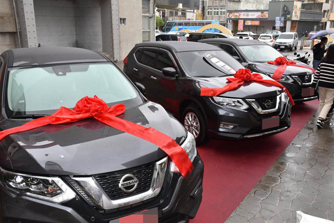 苗栗縣幸福旅遊節一口氣送出3部百萬休旅車。（謝明俊攝）