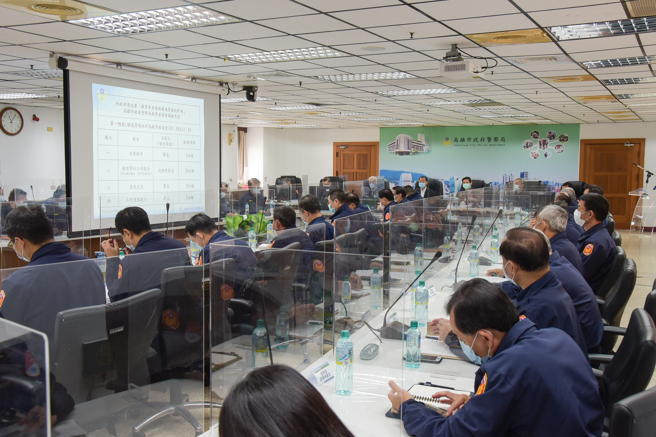 警政署署长黄明昭今(16)日率刑事警察局局长李西河、警政署督察室副主任黄中华等重要干部至高雄市政府警察局，召开「扫黑专责队与精进警风纪作为视导座谈会」。(叶庭欣翻摄)
