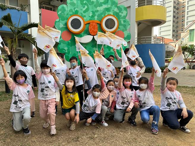 嘉义市国际管乐节踩街明天热闹登场，嘉义市政府教育处特别制作管乐节胸章及手摇旗，鼓励参加活动的师生佩戴使用。（嘉义市政府提供／廖素慧嘉市传真）