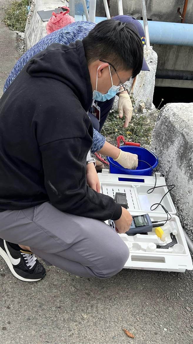 彰化和美番雅溝橋下出現大量魚屍，彰化縣環保局採檢水體。（賴清美提供／吳敏菁彰化傳真）