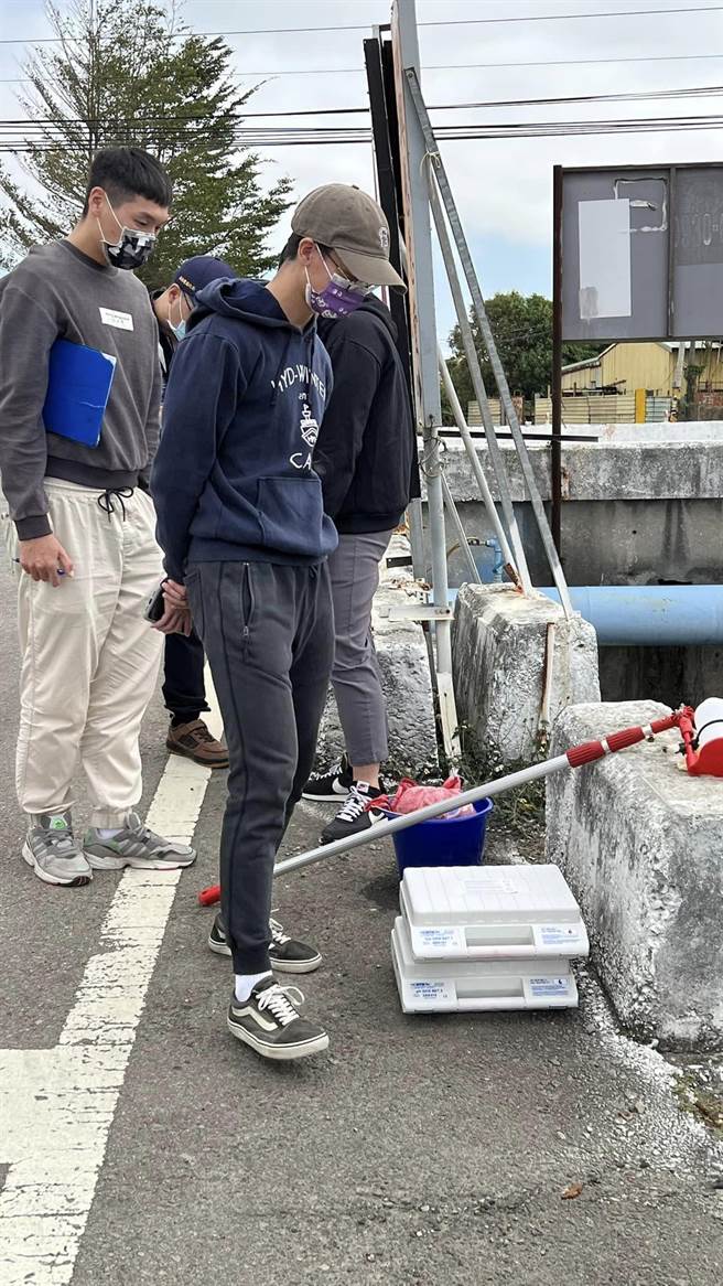 彰化和美番雅溝橋下出現大量魚屍，彰化縣環保局採檢水體。（賴清美提供／吳敏菁彰化傳真）