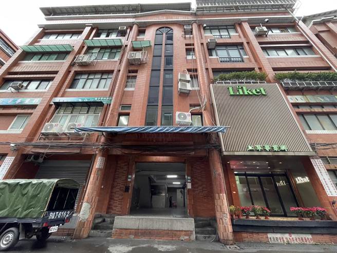 新店一家食品行今天下午传出意外，1名女员工右手被卷入搅拌机内严重变形。（消防提供）