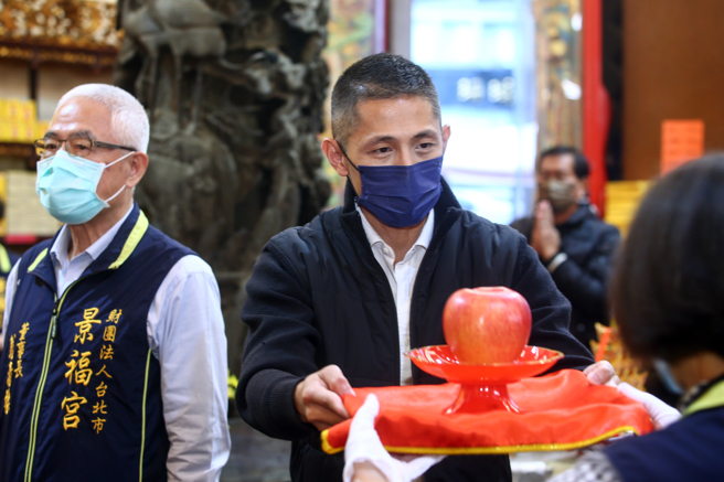 北市立委补选蓝绿持续交锋，国民党以「脓包」字眼批评，民进党北市立委补选参选人吴怡农16日到景福宫参拜后受访时痛批，蓝营主管言行不入流，这是赤裸裸的人生攻击，完全不能接受。（邓博仁摄）