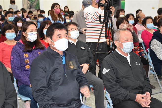 苗栗县第202个社区关怀据点设在竹南镇竹兴国小，16日举行启用典礼，前后任县长徐耀昌、锺东锦一同出席。（谢明俊摄）