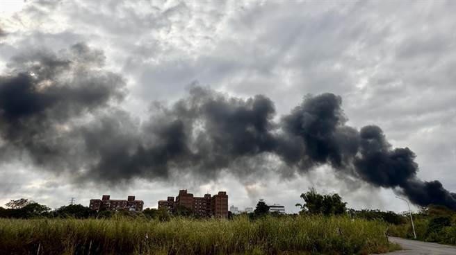 南投市八卦山麓一处荔枝园，16日下午发生火灾，现场浓烟密布。（廖志晃摄）