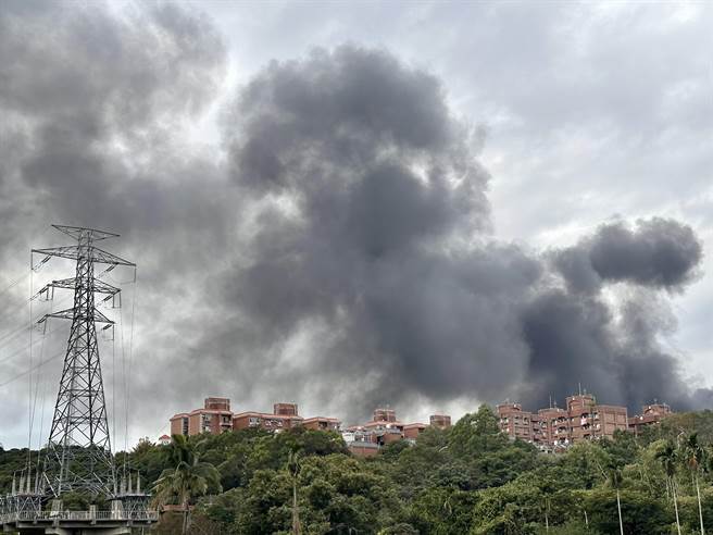 南投市八卦山麓，16日下午发生火灾，黑烟笼罩南投市的天空。（廖志晃摄）