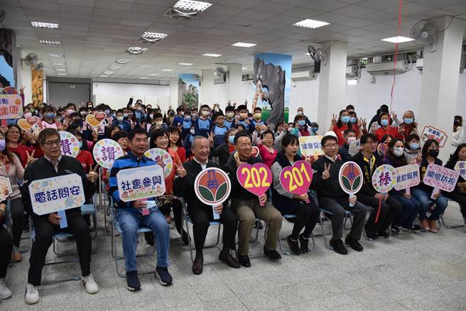 苗栗县第202个社区关怀据点设在竹南镇竹兴国小，16日举行启用典礼，前后任县长徐耀昌、锺东锦一同出席。（谢明俊摄）