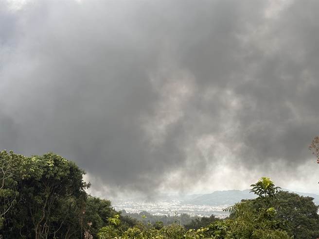 南投市一处荔枝园，因为现场堆放废轮胎、易燃物，火势延烧迅速，还不时传出爆炸声响。（廖志晃摄）