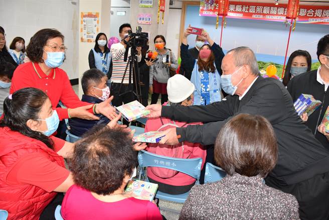 苗栗县第202个社区关怀据点设在竹南镇竹兴国小，16日启用，县长徐耀昌发送长辈小礼品。（谢明俊摄）
